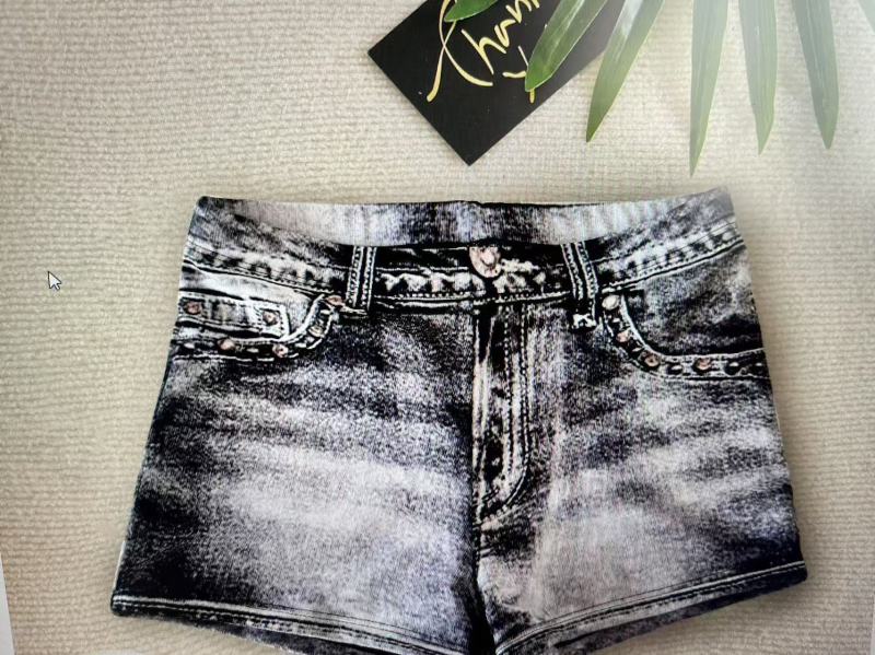 Moterų paplūdimio šortai plaukimui, su spauda, poliesteris 82%, padas: poliesteris su 18% elastano, GSM 150