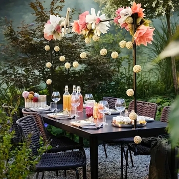 Μεταλλικός επιτραπέζιος αψιδωτός φόντος με σπειροειδή σχεδίαση για πάρτι γενεθλίων — μοντέρνο μινιμαλιστικό στυλ