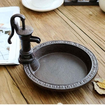 Europos stiliaus ketaus lesyklėlė paukščiams su dekoratyvine saugojimo plokštele (Medžiaga: ketaus; Stilius: Europos; Panaudojimas: paukščių lesinimas; Funkcija: dekoratyvinė / saugojimas)