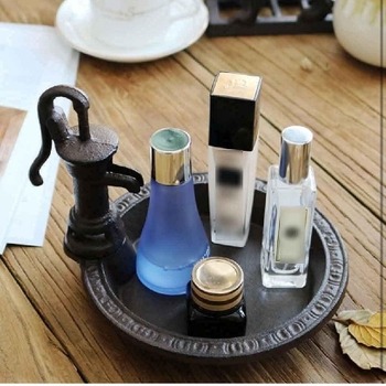 Europos stiliaus ketaus lesyklėlė paukščiams su dekoratyvine saugojimo plokštele (Medžiaga: ketaus; Stilius: Europos; Panaudojimas: paukščių lesinimas; Funkcija: dekoratyvinė / saugojimas)