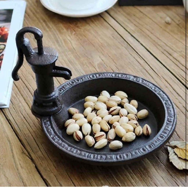 Europos stiliaus ketaus lesyklėlė paukščiams su dekoratyvine saugojimo plokštele (Medžiaga: ketaus; Stilius: Europos; Panaudojimas: paukščių lesinimas; Funkcija: dekoratyvinė / saugojimas)