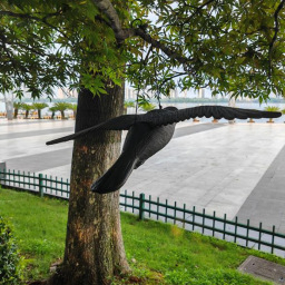 Пластмасова статуя гарван за градина с имитационни крила - PE материал, пасторално стил, скулптура, изработено чрез blow molding, висяща декорация