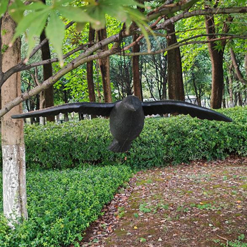 Пластмасова статуя гарван за градина с имитационни крила - PE материал, пасторално стил, скулптура, изработено чрез blow molding, висяща декорация