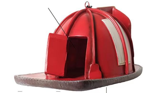 Gaisrininko šalies formos varnėnų namelis, kabantis papuošalas, šiuolaikinė geometrija; medžiaga: plastikas ir derva; gamybos procesas: dervos apdorojimas.