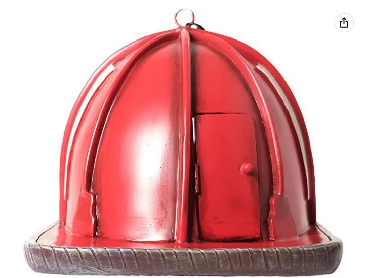 Gaisrininko šalies formos varnėnų namelis, kabantis papuošalas, šiuolaikinė geometrija; medžiaga: plastikas ir derva; gamybos procesas: dervos apdorojimas.