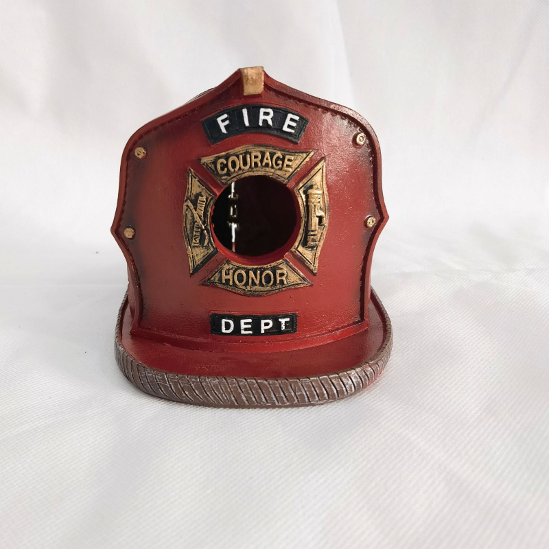 Gaisrininko šalies formos varnėnų namelis, kabantis papuošalas, šiuolaikinė geometrija; medžiaga: plastikas ir derva; gamybos procesas: dervos apdorojimas.