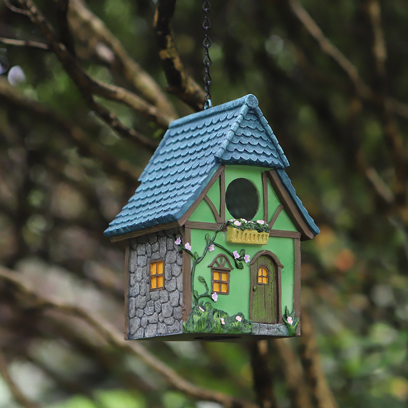 Műgyantából készült madárház kültéri függő kertdekoráció – madárfészek dizájn; Anyag: műgyanta; Készítés: félig kézi, félig mechanikus; Ajándék: Nem; IP licenc: Nem