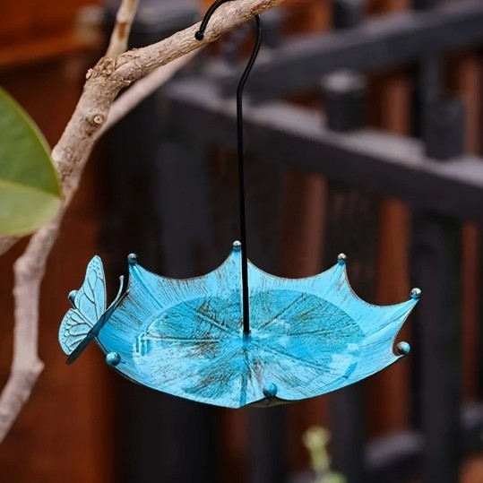 Madáretető - esernyő alakú, vasból készült geometriai formájú függő dekoráció kerthez és udvarhoz