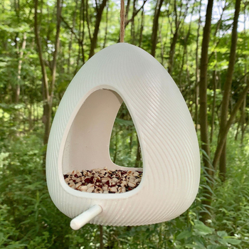 Vasból készült madáretető, csepp alakú házikó, kültéri függő használatra a kertben és az udvaron, modern minimalista stílus