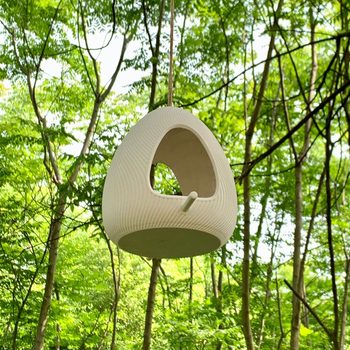 Μεταλλική ταΐστρα για πουλιά με σχήμα σταγόνας, εξωτερικά κρεμαστή σε κήπο ή αυλή, μοντέρνος μινιμαλιστικός σχεδιασμός