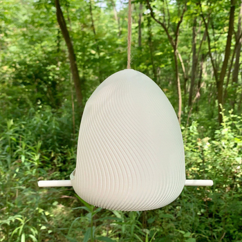 Μεταλλική ταΐστρα για πουλιά με σχήμα σταγόνας, εξωτερικά κρεμαστή σε κήπο ή αυλή, μοντέρνος μινιμαλιστικός σχεδιασμός