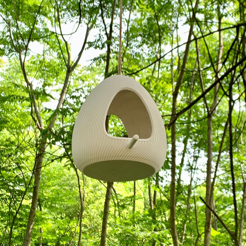 Vasból készült madáretető, csepp alakú házikó, kültéri függő használatra a kertben és az udvaron, modern minimalista stílus