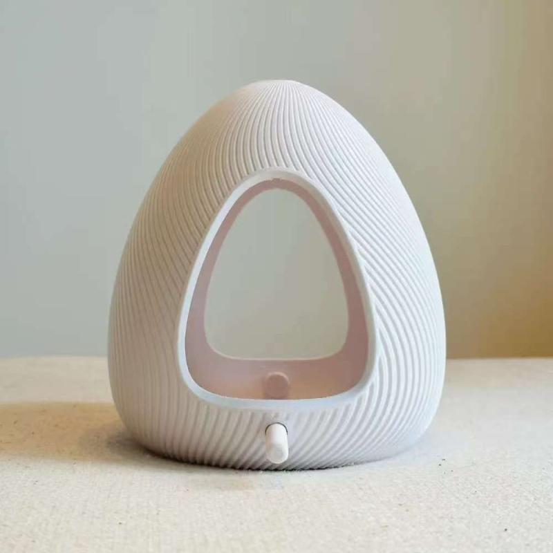 Vasból készült madáretető, csepp alakú házikó, kültéri függő használatra a kertben és az udvaron, modern minimalista stílus