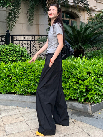 Női casual nadrág, laza szabású, magas derekú; könnyű keverék Lyocell (Tencel) és pamut, 50–70% mindkét összetevő; hosszú nadrág; ősz 2025; japán–koreai leisure stílus; nem elasztikus anyag; formázás magas hőmérsékleten.