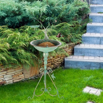 Kültéri vasból készült madárfürdő, szabadon álló madáritató kerthez és gyephez, félig manuális és félig mechanikus kivitel