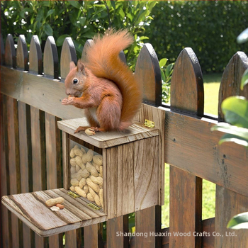 Ξύλινη κρεμαστή ταϊστρα για πουλιά και σκίουρους σε εξωτερικούς κήπους