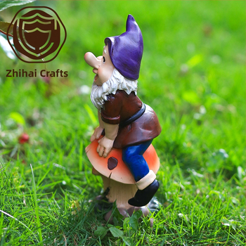 Άγαλμα κήπου από ρητίνη: νάνος που ιππεύει ένα μανιτάρι για εξωτερική διακόσμηση — ιδανικό δώρο γενεθλίων ή Χριστουγέννων