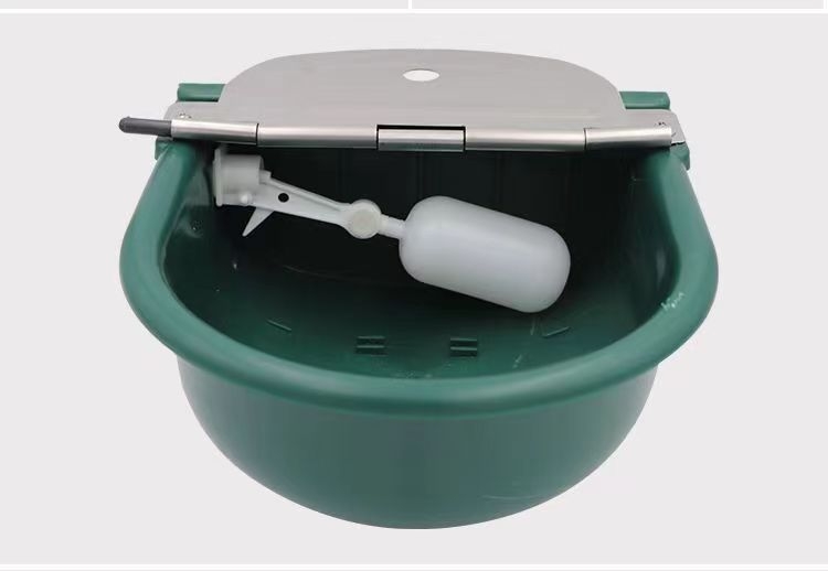 Автоматична поилка за животни с плаващ балон — дебел пластмасов съд за крави, коне и осли