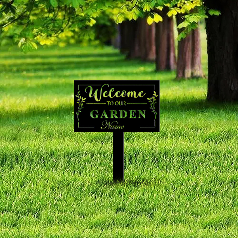 Vasból készült kertészeti dísz ünnepekre, téglalap alakú fűbe illeszthető dísz, geometriai forma, modern letisztult stílus, alkalmas templomok és szállodák számára