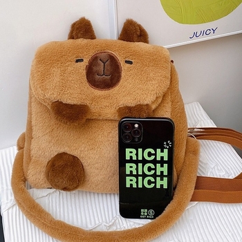 Γυναικεία τσάντα Capybara — βελούρι, αστικός μινιμαλισμός; κλείσιμο με φερμουάρ; εσωτερικά τσεπάκια για κινητό και για κάρτα ταυτότητας; εξωτερικό τρισδιάστατο σχέδιο