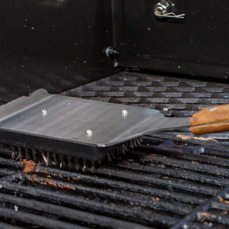 Ārējā BBQ birste ar skrāpi, paplašināta koka rokturis, nomaināma nerūsējošā tērauda sariņu galviņa grila un dūmu kameru tīrīšanai