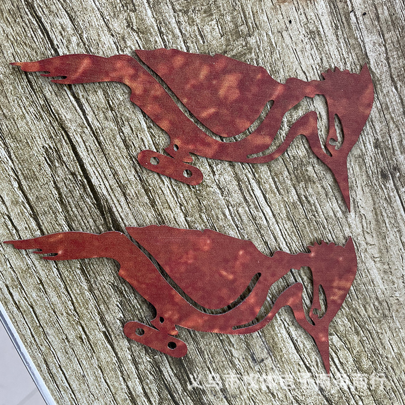 Vasból készült harkály kerti medál, idilli stílusú, PP zacskóban egyedi csomagolásban