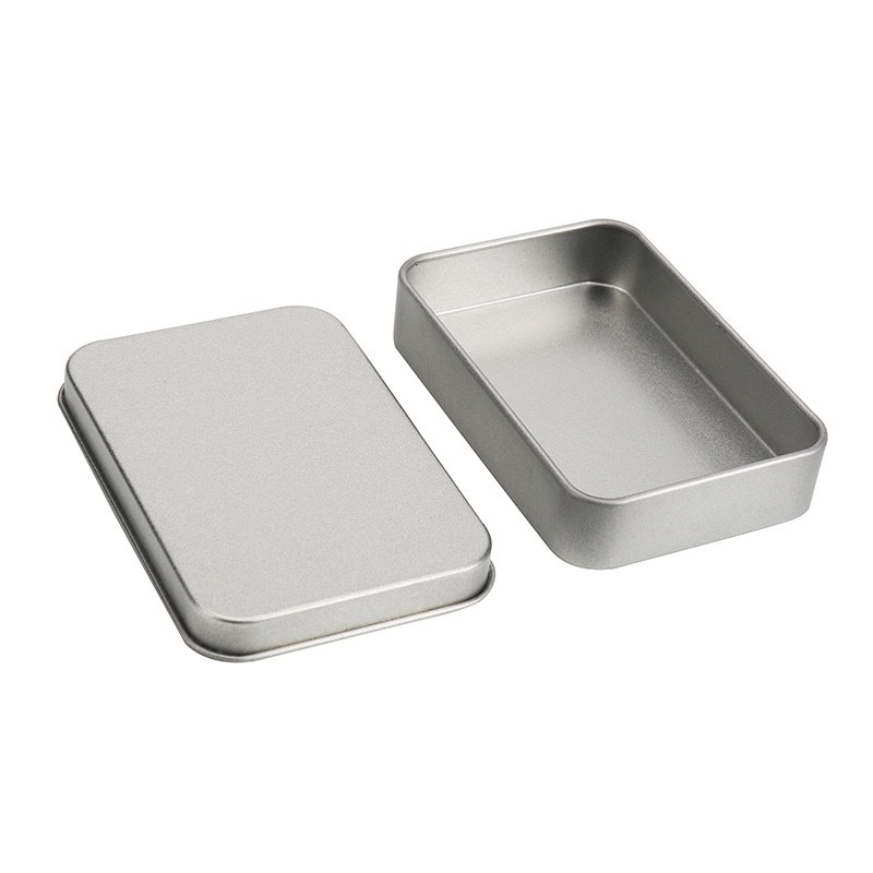 Правоъгълна кутия от тинплейт с прозорец за съхранение на значки и джаджи; материал: тинплейт; печат с четири цвята; отпечатано лого