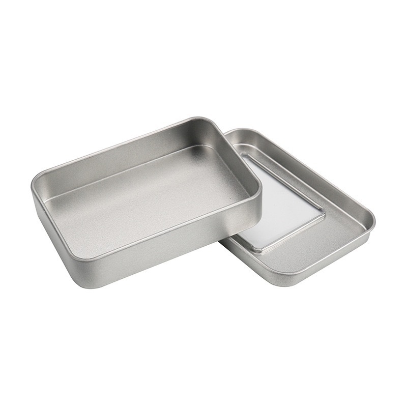 Правоъгълна кутия от тинплейт с прозорец за съхранение на значки и джаджи; материал: тинплейт; печат с четири цвята; отпечатано лого