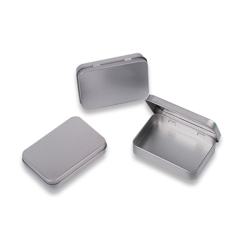 Правоъгълна кутия от тинплейт с прозорец за съхранение на значки и джаджи; материал: тинплейт; печат с четири цвята; отпечатано лого