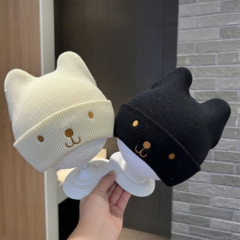 Kötött sapka babáknak és gyerekeknek aranyos nyuszi mintával, kupola alakú fejrés, nagy karima, légáteresztő napvédő