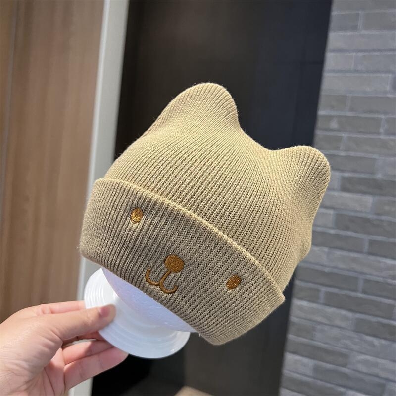 Kötött sapka babáknak és gyerekeknek aranyos nyuszi mintával, kupola alakú fejrés, nagy karima, légáteresztő napvédő