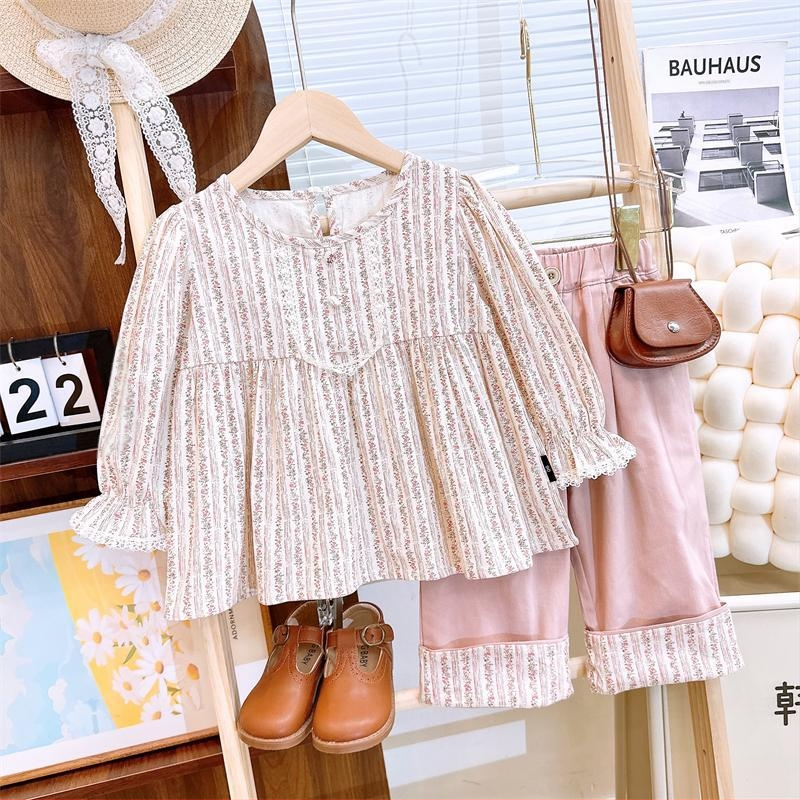 Vaikų dviejų dalių kelnių kostiumas su ilgomis rankovėmis palaidine su gėlių raštu, korėjietiško stiliaus, pavasaris 2025