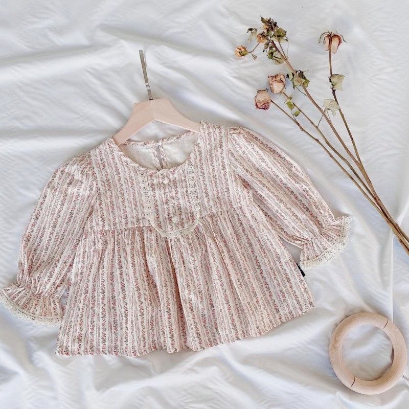 Vaikų dviejų dalių kelnių kostiumas su ilgomis rankovėmis palaidine su gėlių raštu, korėjietiško stiliaus, pavasaris 2025