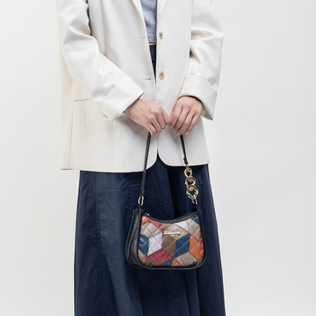 Underarm PU táska kockás dizájnnal, cipzáras záródás, dumpling alakú, belső zsebek telefonhoz és ID-hez