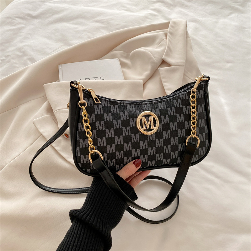 PU anyagú válltáska, városi egyszerűség, horizontális négyszög alakú forma, cipzáras nyitás, poliészter bélés, telefontartó zseb, tavasz 2025