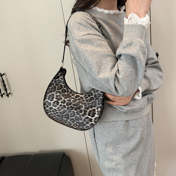 Leopárd mintás dumpling-stílusú PU válltáska cipzárral és poliészter béléssel