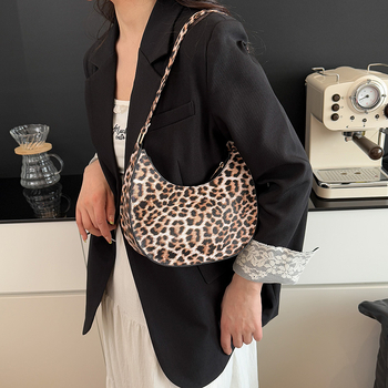 Leopárd mintás dumpling-stílusú PU válltáska cipzárral és poliészter béléssel