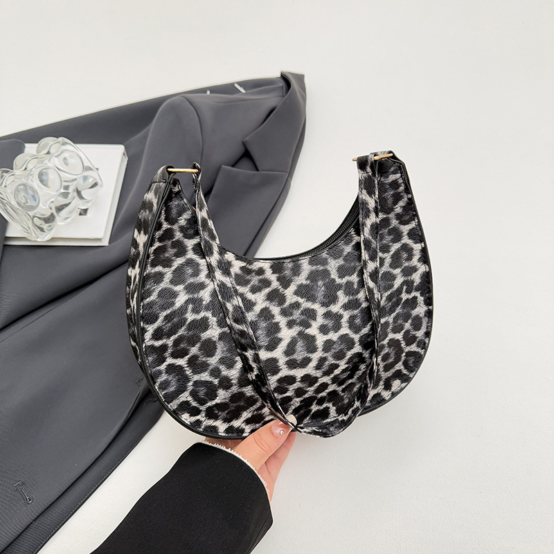 Leopárd mintás dumpling-stílusú PU válltáska cipzárral és poliészter béléssel