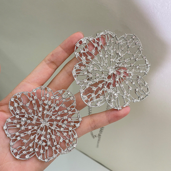 Κολιέ με κούφιο μεταλλικό ανθώδες pendant, διακοσμημένο με κρυστάλλους, chok­er με αλυσίδα φιδιού, κράμα, ηλεκτροπλατίωση, μήκος 31-40 cm