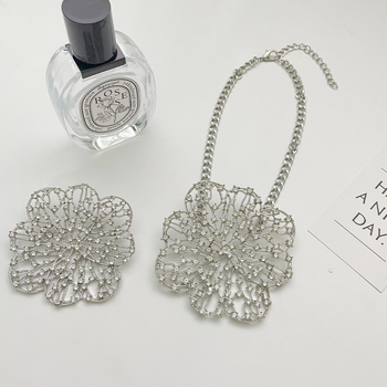 Κολιέ με κούφιο μεταλλικό ανθώδες pendant, διακοσμημένο με κρυστάλλους, chok­er με αλυσίδα φιδιού, κράμα, ηλεκτροπλατίωση, μήκος 31-40 cm