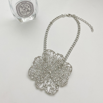 Κολιέ με κούφιο μεταλλικό ανθώδες pendant, διακοσμημένο με κρυστάλλους, chok­er με αλυσίδα φιδιού, κράμα, ηλεκτροπλατίωση, μήκος 31-40 cm