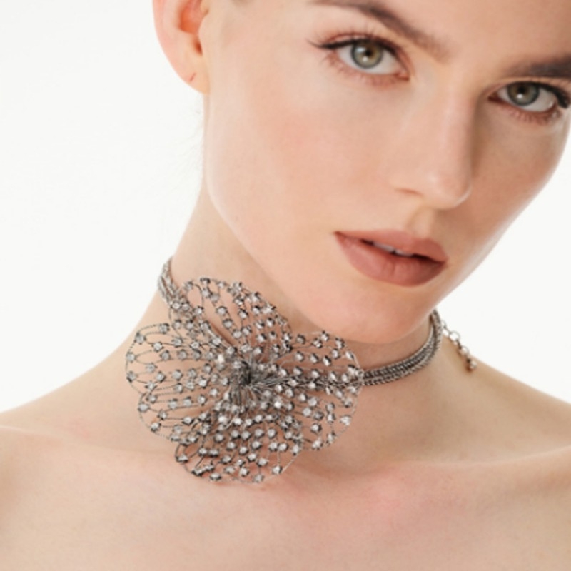 Ötvözetből készült, üreges fém virág medálos nyaklánc köves díszítéssel, kígyólánccal, elektroplatolással, 31-40 cm