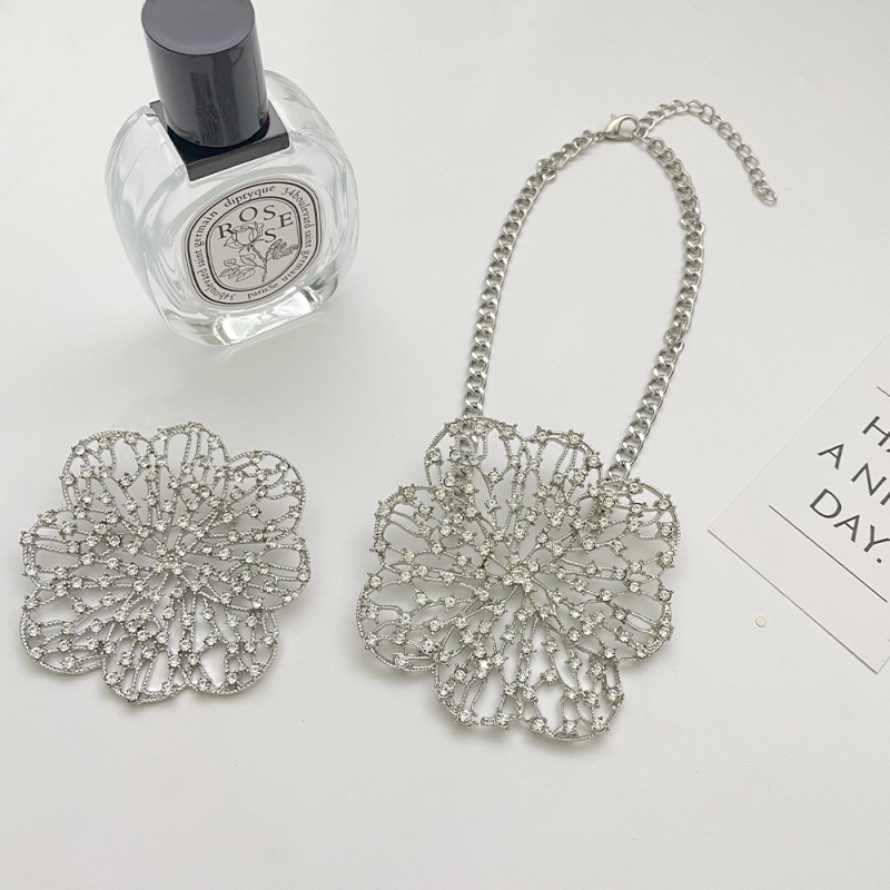 Ötvözetből készült, üreges fém virág medálos nyaklánc köves díszítéssel, kígyólánccal, elektroplatolással, 31-40 cm