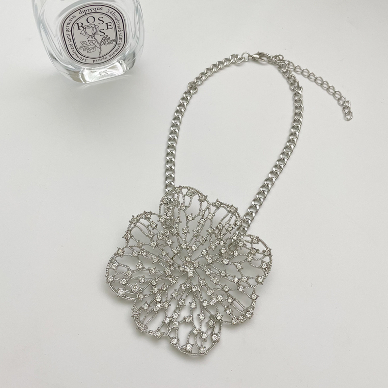Ötvözetből készült, üreges fém virág medálos nyaklánc köves díszítéssel, kígyólánccal, elektroplatolással, 31-40 cm
