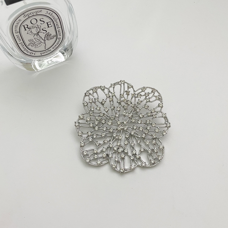 Ötvözetből készült, üreges fém virág medálos nyaklánc köves díszítéssel, kígyólánccal, elektroplatolással, 31-40 cm