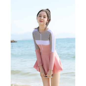 Lányoknak szóló egyrészes fürdőruha hosszú ujjú napvédő funkcióval; nylon 82% és poliészter bélés 80%; 6–18 éveseknek.