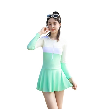 Ολόσωμο μαγιό κοριτσιών με μακριά μανίκια για προστασία από τον ήλιο· νάιλον 82% με επένδυση πολυεστέρα 80%· ηλικίες 6–18 ετών.