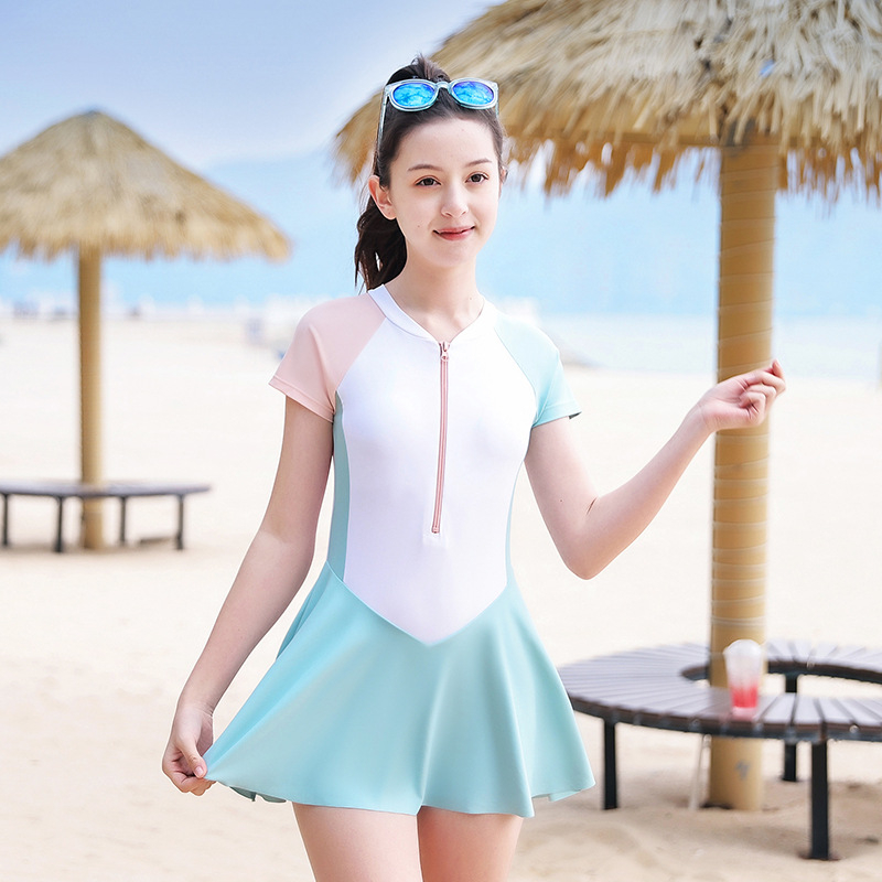 Lányoknak szóló egyrészes fürdőruha szoknyával, nylon anyagú, 80% elastán; bélés 18% elastán.