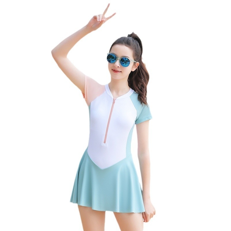 Lányoknak szóló egyrészes fürdőruha szoknyával, nylon anyagú, 80% elastán; bélés 18% elastán.