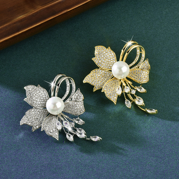 Brooch με φλοράλ σχέδιο, μεταλλική και με διαμάντια — αξεσουάρ διακόσμησης και δώρων